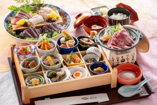 【土佐のさじき膳】土佐の味覚を愉しむ12種のお料理に藁焼きタタキと旬魚の皿鉢、和牛すき焼きなど