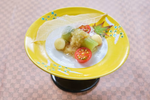 【口直し】とろける芸西村産土佐鷹茄子に林檎とトマト、秋梨のジュレが絶妙な料理長の遊び心溢れる一品。