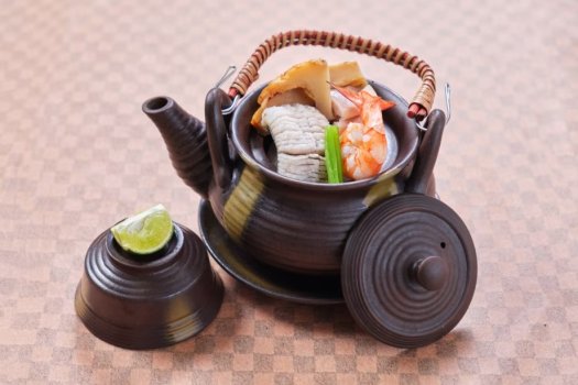 【旬肴】秋の風物詩･土瓶蒸し！香り豊かな松茸にふわふわの四万十鱧、よさこい尾鶏など土佐の逸品が勢揃い。