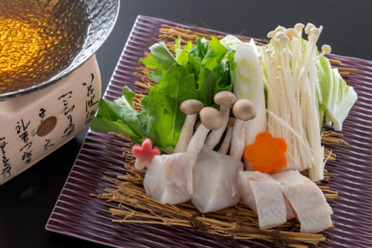 【本クエとふぐ鍋】幻の高級魚クエとふぐの淡泊で繊細な味わいと出汁に溶け込んだ旨味が心も温める逸品。