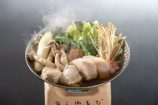 【本クエとふぐ鍋】幻の高級魚クエとふぐの淡泊で繊細な味わいと出汁に溶け込んだ旨味が心も温める逸品。