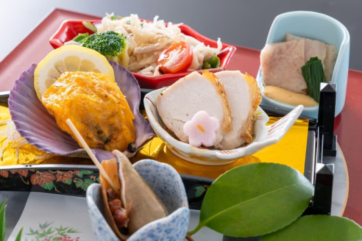 【前菜】コリコリ食感の鮑や土佐ジローの煮卵、地鶏とさつま芋を包み込みキャビアをのせた高知城最中など。