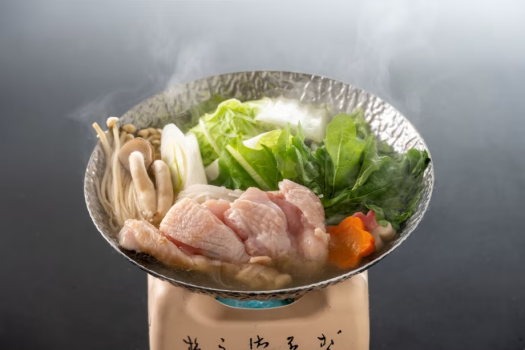 【鍋物】弾力と旨味の強さが特徴のよさこい尾鶏と風味豊かな柚子の出汁に塩のアクセントがさっぱりのお鍋。