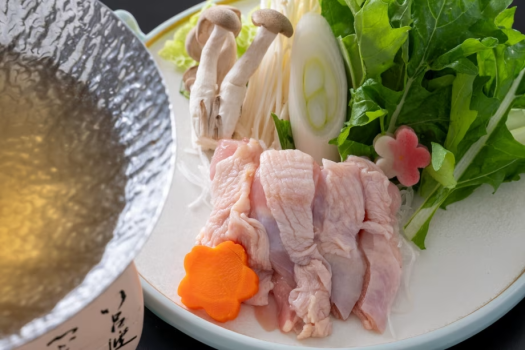 【鍋物】弾力と旨味の強さが特徴のよさこい尾鶏と風味豊かな柚子の出汁に塩のアクセントがさっぱりのお鍋。