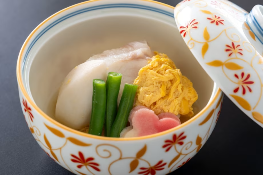 【本クエ黄身煮】上品な脂と甘味を持つクエを黄身で包んだ、優しく繊細な味わいを感じていただく一品。