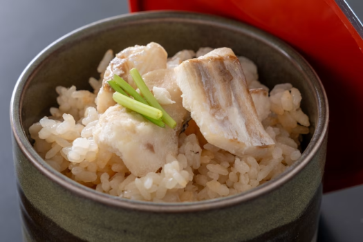 【御飯】凝縮された鰹の旨味に土佐生姜の風味とピリッとしたアクセントが絶妙なつやつやの釜飯でほっと一息。