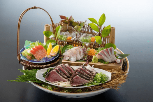 【皿鉢料理】藁の香りが引き立つ鰹のタタキはもちろん、新鮮な旬魚を盛り込んだ土佐の幸を愉しむ伝統料理。