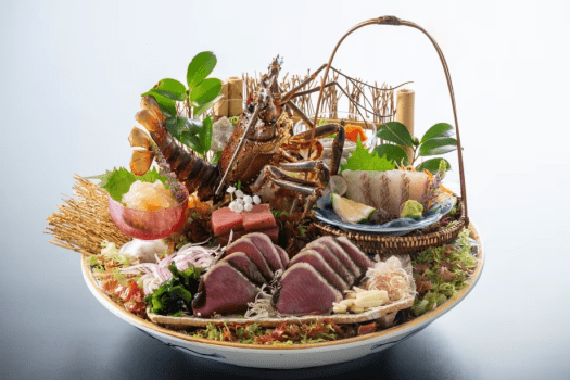 【皿鉢料理】地物伊勢海老の姿造りに脂ののった大月町産本鮪の極、もちろん鰹のタタキも盛り込んだ郷土料理