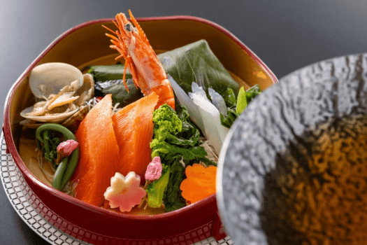 【鍋物】ふっくらとしたプラチナサツキマスや海の幸を春野菜と共に桜香る鰹出汁でほっこり味わう一品。