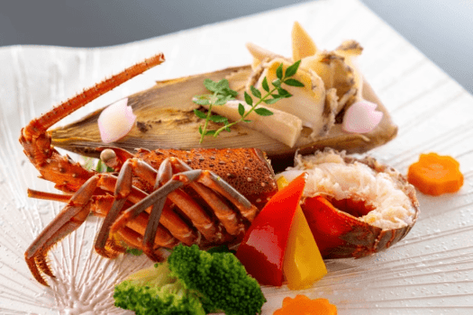 【蝦夷鮑の筍挟み焼き】噛む度に広がる鮑の旨味と筍の香りをほくほくの地物伊勢海老と共に味わう春の逸品。