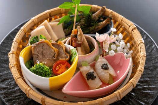 【前菜】目光のすじ青のりぶしにキャビアを添えた乙女鯛、さらには土佐極み足摺キングなど高知の幸を味わう