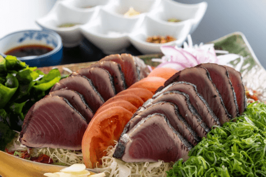 【初鰹のタタキ味比べ】さっぱりと弾力ある春の初鰹を総料理長が厳選した7種の味わいでお楽しみください。