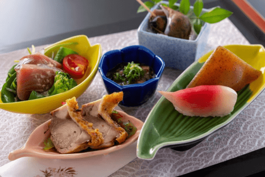 【前菜】酒盗もずくや土佐貝旨煮など土佐を代表する珍味に、よさこい尾鶏や郷土料理田舎寿司などを味わう