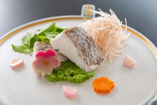 【乙女鯛天日塩蒸し】天日塩でしっとりふんわり蒸しあげた乙女鯛を糸筍の食感と共に豌豆創酢で頂く一皿。