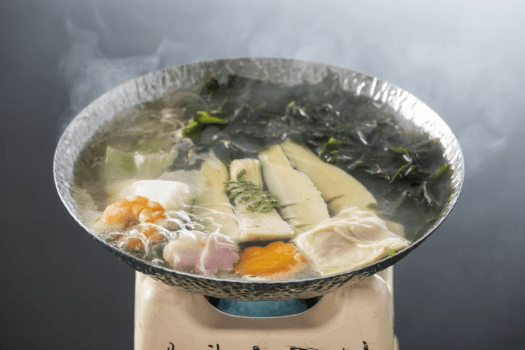 【若竹鍋】春の食材を存分に使用した総料理長おすすめのお鍋は、ほっと優しい味で心も身体も温まります。