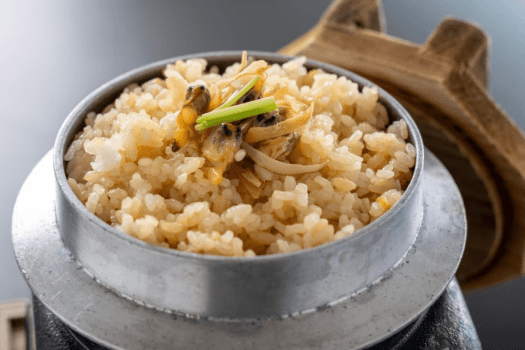 【釜飯】浅利の出汁が染み込んだほくほくのご飯に土佐生姜のピリッとしたアクセントが広がる炊き立ての釜飯
