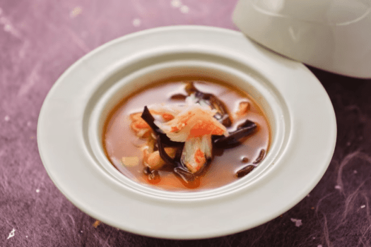 【スープ】日高村フルーツトマトと旬のズワイガニが口の中で絶妙に調和するシェフの技術が光る一皿です。