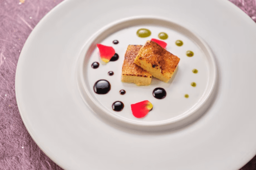 【アミューズ】フォアグラのテリーヌを高知県産苺と沢渡茶の甘みと苦みが織りなす特製ソースで彩りました。