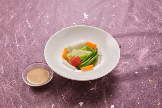 【サラダ】蒸すことで甘味がぎゅっと凝縮された冬野菜に、柚子味噌をつけると旨みが更に引き立ちます。