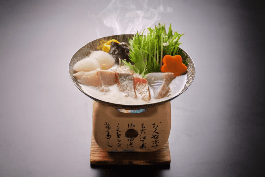 【鍋物】須崎・九石大敷の旬魚に潮江菜や仁淀川きくらげを合わせ、山海の恵みを凝縮した雪鍋です。