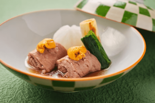 【松肴】黒毛和牛すき煮に雲丹をのせ、玉菊かぶらや焼き京葱、菊菜を添えた豊かな味わいの上質な一皿。