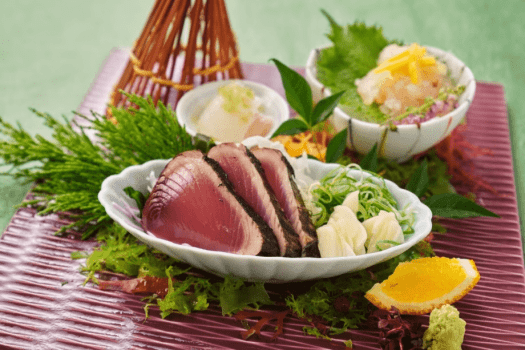 【造り】日本酒酔鯨で洗った旬魚のフィンガーライム添えや地物伊勢海老、鰹の藁焼きタタキなどを存分に堪能。