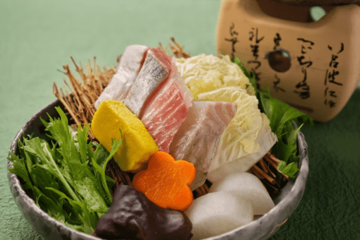 【鍋物】須崎・九石大敷の旬魚に潮江菜や仁淀川きくらげを合わせ、山海の恵みを凝縮した雪鍋です。