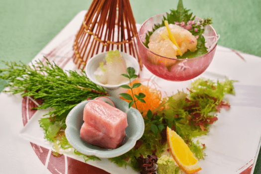 【造り】日本酒酔鯨で洗った旬魚のフィンガーライム添えや地物伊勢海老、本鮪の極など土佐の御造り。