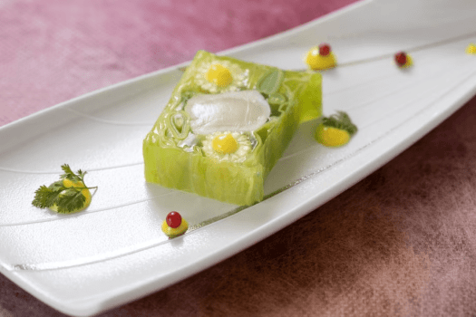 【アミューズ】春野菜と帆立の旨みを閉じ込め、軽やかな口どけサフランが香るソースで上品に飾ります。