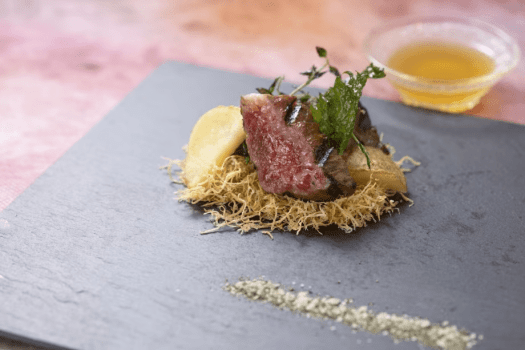 【ヴィアンド】四万十牛フィレに昆布の旨味と柚子の香りを添えた、土佐の幸を詰め込んだヴィアンド。