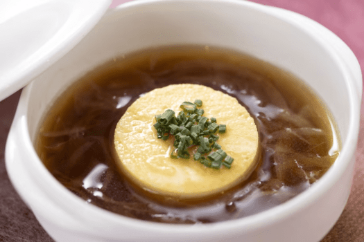 【スープ】新玉ねぎの甘みが溶け込むスープに特製の茸のフランを添えた旨味が染み渡るスープです。