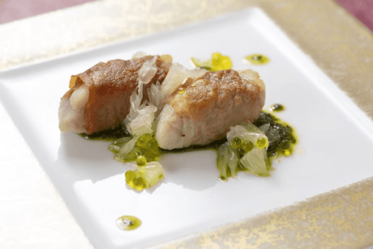 【ポワソン】稀少な白甘鯛と海老のソテーに土佐文旦のほろ苦い酸味とバジルの香りが引き立てる一皿です。