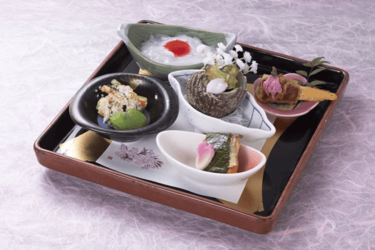 【前菜】室戸サツキマスや四万十ポークなど土佐の春味覚を彩り豊かに仕立てた、春らしい土佐の前菜です。