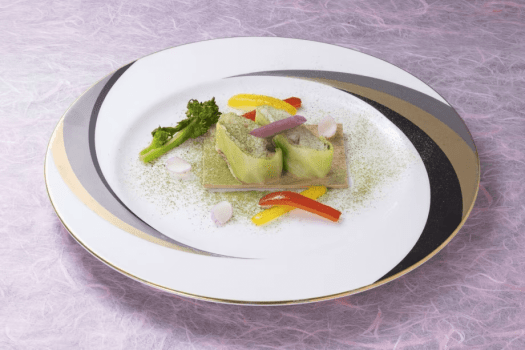 【旬肴】珍しい白甘鯛を春キャベツで包み焼きにし、杉板の香りとゆず出汁ポン酢で軽やかに仕上げました。