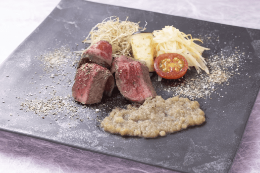 【松肴】稀少な四万十牛ランプに、牛蒡をベースにした土の創酢がお肉本来の旨みを引き立てます。