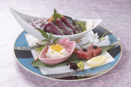 【御造り】乙女鯛イクラに鮪キャビア、藁で焼き上げた香ばしい鰹のタタキの旨みをご堪能。