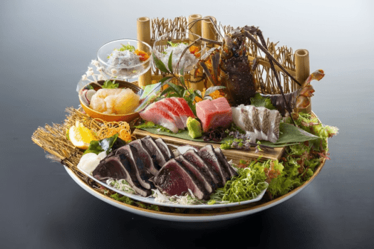 【皿鉢料理】鰹の藁焼きタタキはもちろん地物伊勢海老の姿造りに脂ののった大月町産本鮪を堪能する郷土料理