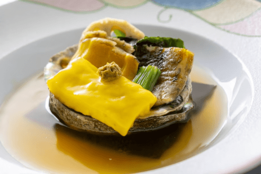 【羽二重仕立て】ふわふわの穴子をそっと包んだ逸品は、鮑のコリコリな食感と共に柚子胡椒のアクセントで