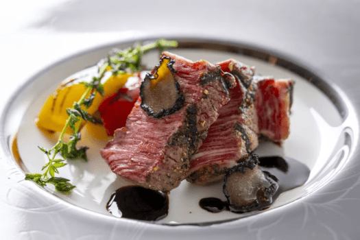 【黒毛和牛フィレ肉のグリエ】溶けるように柔らかいフィレ肉をサマートリュフの上品な香りと共に堪能