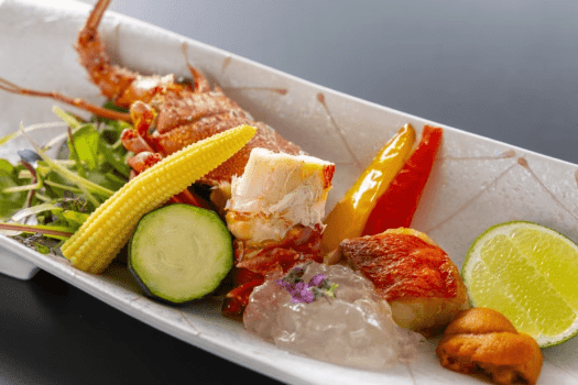 【盛夏涼味仕立て】伊勢海老に金目鯛さらには雲丹を盛り込み、黒潮グリーンレモンジュレでさっぱりと味わう