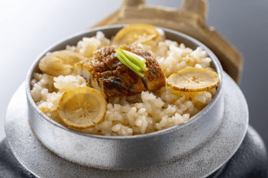 【釜飯】蓋を開けるとほくほくの四万十うなぎ。牛蒡の香りと共に凝縮された旨味と甘味が口いっぱいに広がる