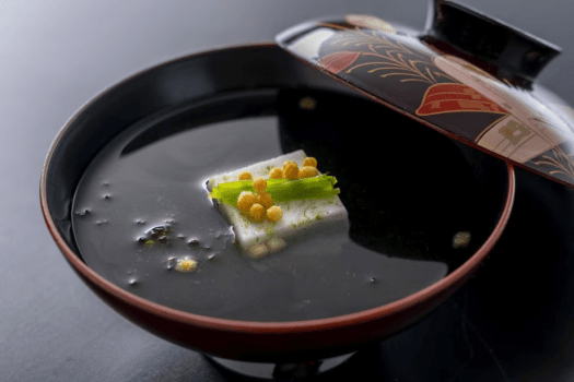 【椀物】すじ青のりの香りが帆立真丈の優しい味わいにそっと寄り添う椀物。あられのアクセントも