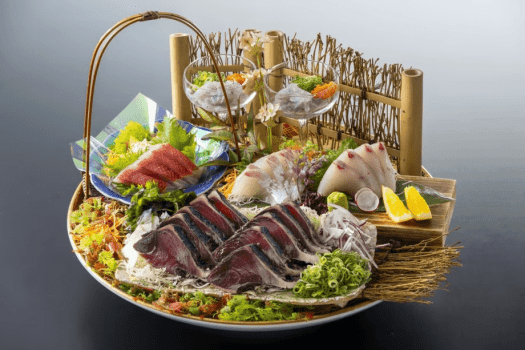 【皿鉢料理】当館で焼き上げる藁焼きタタキに土佐沖で獲れた新鮮な魚を盛り込んだ皿鉢料理を存分に楽しむ