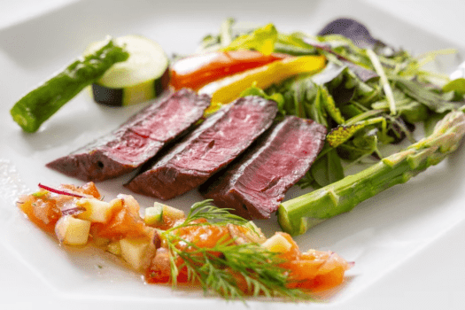 【大地の恵み】和牛ローストビーフを総料理長オリジナルの夏野菜サルサ創酢で味わう暑い夏にぴったりな一品