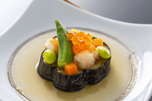 【夏野菜仕立て】柔らかく甘味が広がる米茄子に美味餡掛けと絡んだ旬の夏野菜をたっぷりと乗せた一皿