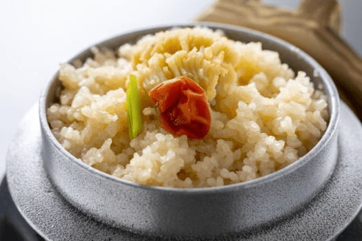 【釜飯】鱧の香りと凝縮された旨味が土佐梅のアクセントの調和した優しくほっとする炊き立てのご飯