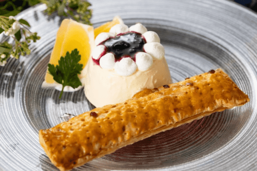 【パティシエ特製デザート】北海道産純生クリームのクリームチーズケーキに高知県産の旬の果物を添えて
