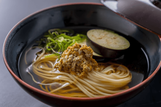 【ツガニ汁】旬のツガニを素麺と共に頂く。ツガニ独特の芳醇な香りとやさしく濃厚な旨味を愉しむ一杯
