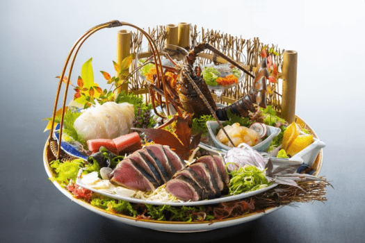 【皿鉢料理】工房で焼き上げた鰹をそのままご用意。地物伊勢海老や大月町産の鮪など土佐の幸を存分に