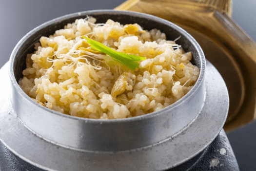 【釜飯】よさこい尾鶏の凝縮された旨味と土佐生姜のアクセントが効いた炊き立てほかほかのご飯